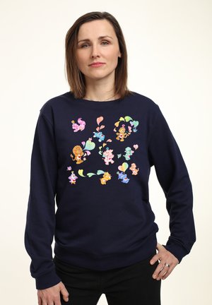 Marineblå sweatshirt med et farverigt cartoon karakterprint, med forskellige mønstre herunder hjerter og legende designs. Klassisk pasform.