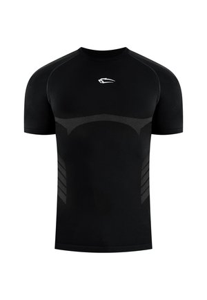 Camiseta deportiva negra de manga corta con diseño sin costuras, sutiles patrones de malla gris en el pecho y los laterales, y logo blanco en la parte superior del pecho.