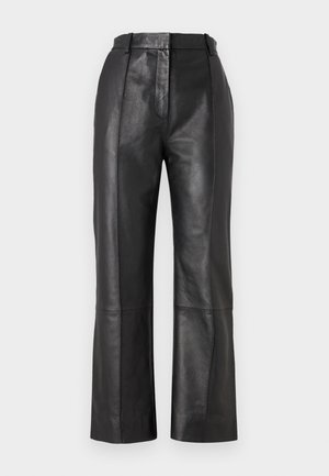 Pantaloni din piele neagră cu design drept, având cusături laterale și o textură netedă, accentuați de un fermoar frontal ascuns.