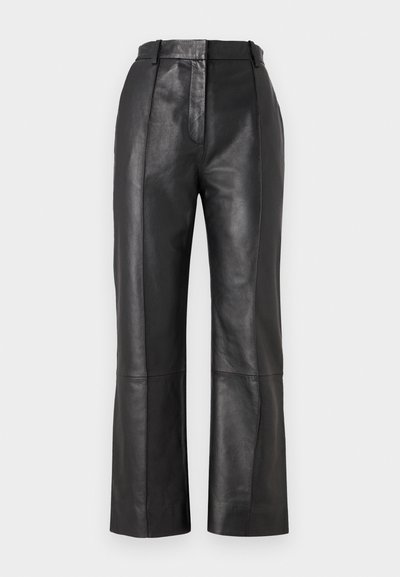 Μαύρο δερμάτινο παντελόνι με ίσια γραμμή, με πλαϊνές ραφές και λεία υφή, που τονίζεται από κρυφό φερμουάρ μπροστά.