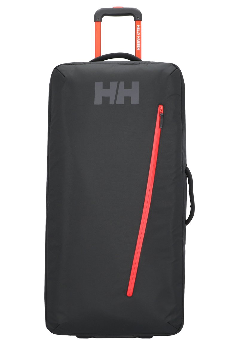 Czarna walizka na kółkach o teksturowanej powierzchni, z wyraźnym czerwonym zamkiem błyskawicznym i wysuwanym pomarańczowym uchwytem. Logo umieszczone z przodu.