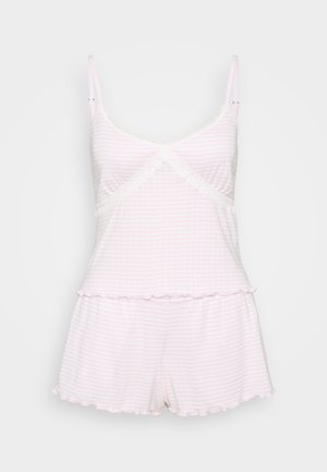 Conjunto de pijama a rayas de color rosa claro con una parte superior de tirantes finos que presenta un borde de encaje y un diseño en capas; los pantalones cortos a juego tienen un dobladillo con volantes.