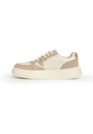 Sneaker basse in beige e crema con lacci bianchi, suola spessa, dettagli in suede e dettaglio metallico sul tallone, vista laterale su sfondo bianco.