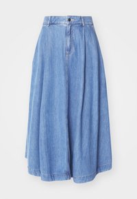 Jupe en denim bleu au design mi-long, avec une fermeture à boutons sur le devant, des plis et une texture lisse.