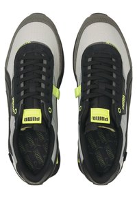 Svart och grå sneaker med en texturerad ovandel, som har neonfärgade gula accenter och snören, rund tå och ett mönstrat innersula.