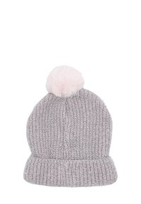 Gorro de punto en suave gris claro con una textura acanalada. Presenta un pompón rosa esponjoso en la parte superior. Los acentos incluyen hilos plateados sutiles.