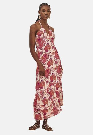 Vestido maxi floral con escote halter, que presenta un patrón de flores en tonos rosa y burdeos sobre un fondo claro; con dobladillo de volantes en capas; tejido translúcido.