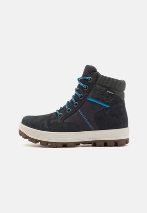 Botte en suède bleu foncé avec des lacets et des accents bleu clair contrastants, un dessus de cheville texturé et une semelle en caoutchouc robuste avec traction.