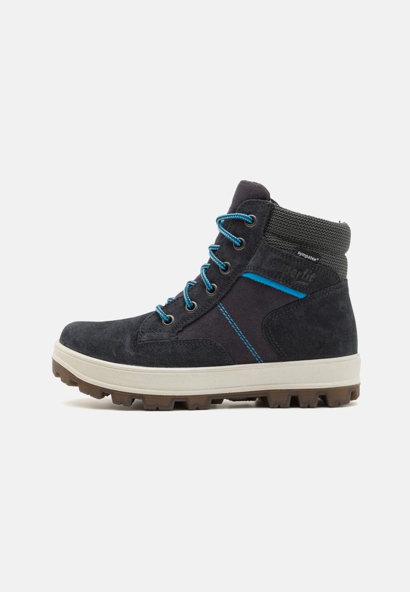 Bota de ante azul oscuro con cordones y acentos en un tono azul más claro, un puño texturizado en el tobillo y una suela de goma resistente con tracción.