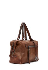 Borsa a mano in pelle marrone con finitura texturizzata, doppio manico, dettagli borchiati, tasca con zip frontale e particolari metallici. Design compatto con forma strutturata.