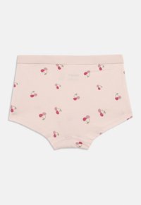 Lichtroze katoenen boyshorts met een verspreid kersenpatroon in tinten rood en roze. Elastische tailleband en zachte textuur.