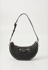 Μαύρη δερμάτινη τσάντα χειρός με καμπυλωτό σχήμα, ραφτά λεπτομερή και διακοσμητικό λογότυπο σε χρυσό τόνο. Διαθέτει έναν μόνο ρυθμιζόμενο ιμάντα ώμου.