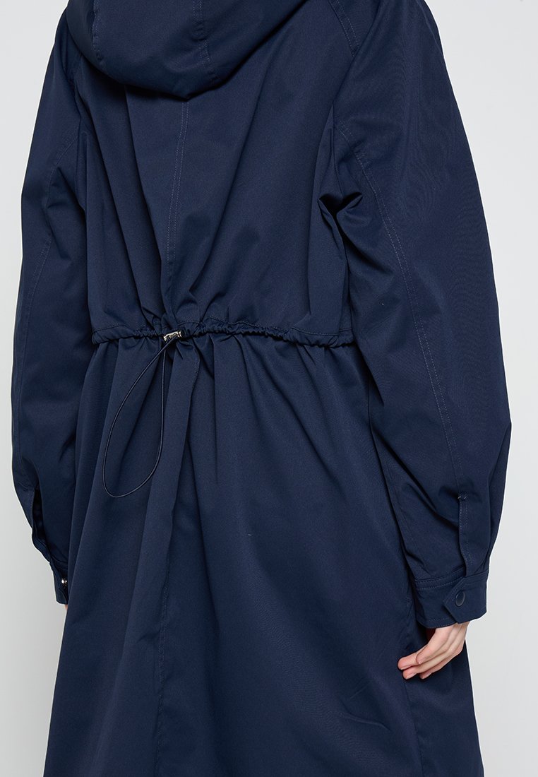 Navyblauer langer Mantel mit einer Kordelzugtaille, Kapuze und geknöpften Manschetten. Glattes Material mit legerem Schnitt, ideal für das Schichten.