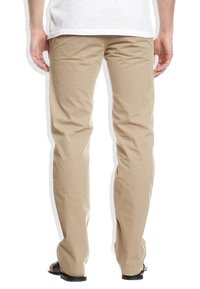 Kaki chinos tillverkade av lättviktig tyg, med raka ben och en slät yta, med en enkel, ren design utan synliga mönster.