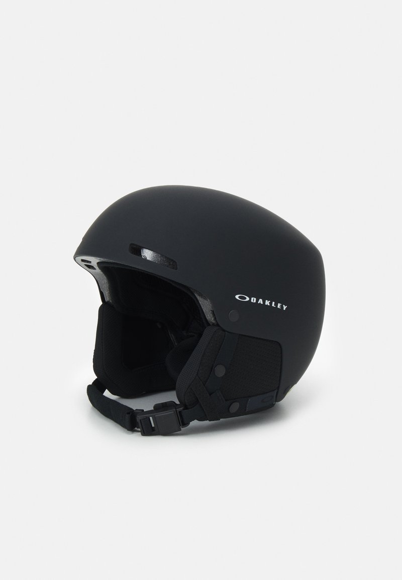 Czarny kask narciarski o gładkim, matowym wykończeniu, aerodynamicznym kształcie, otworach wentylacyjnych, regulowanym pasku oraz wyściełanym wnętrzu dla większego komfortu.