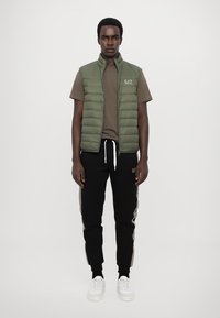EA7 Emporio Armani PANTALONI - Treniņtērpa apakšdaļas - black