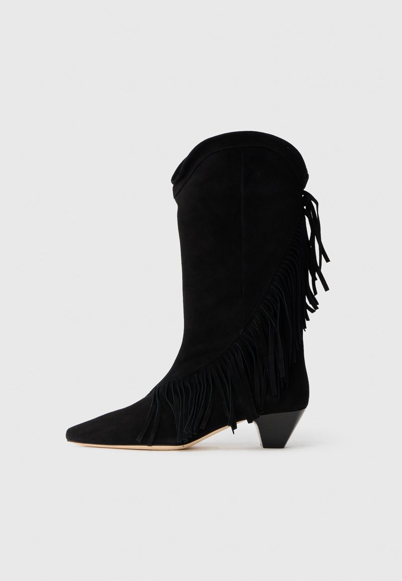 Čierne semišové členkové topánky s strapcami, špicatou špičkou a stredným podpätkom. Majú čistý siluetu so štruktúrovanými detailmi.