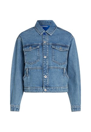 Chaqueta de denim azul claro con cuello, dos bolsillos en el pecho, bolsillos laterales y cierre de botones; presenta un ajuste ligeramente corto.