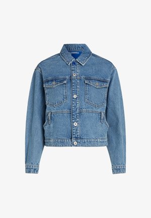 Chaqueta de denim azul claro con cuello, dos bolsillos en el pecho, bolsillos laterales y cierre de botones; presenta un ajuste ligeramente corto.