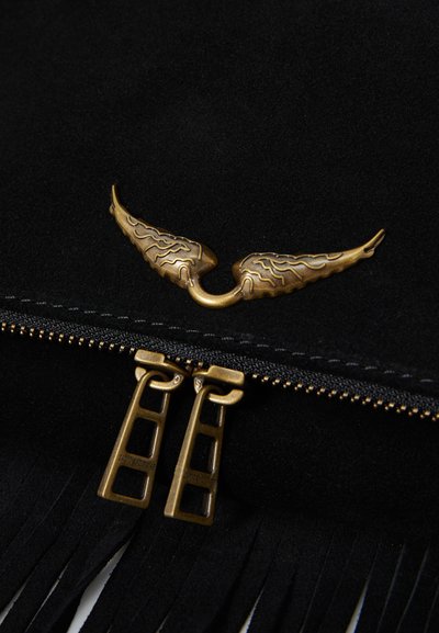 Schwarze Wildledertasche mit einem aufwendigen goldenen Flügelmotiv-Verschluss und zwei goldenen Reißverschlüssen mit rechteckigem Ausschnittdesign. Fransen-Details am Boden.
