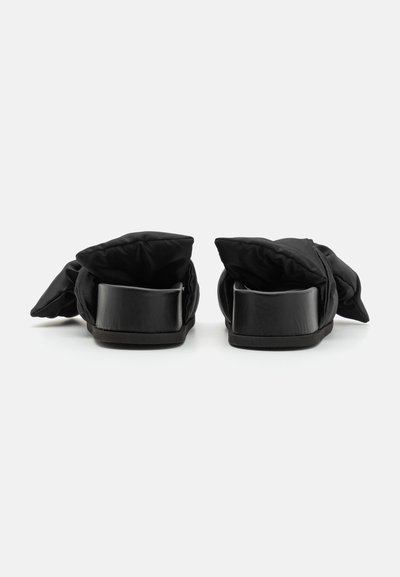 N°21 FLAT - Šľapky - black