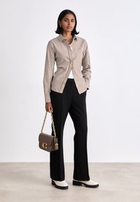 GANT FLARE SLACK - Pantaloni - black