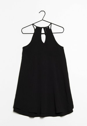 Robe noire sans manches en ligne A avec encolure en trou de serrure, suspendue sur un cintre noir contre un fond blanc.
