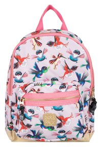 Rugzak met een roze stoffen basis met kleurrijke vogelpatronen. Inclusief een voorvak met rits en een roze handvat bovenop met gouden hardware accenten.