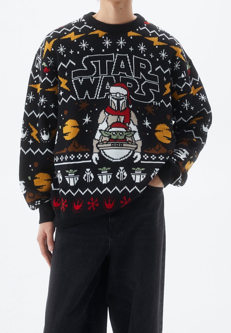Schwarzer und mehrfarbiger gestrickter Pullover mit einem "Star Wars"-Design, das Charaktere, Schneeflocken und Muster zeigt. Gerippte Bündchen und Hals.