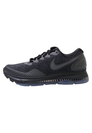Czarny but do biegania Nike z cholewką z siateczki, wiązaniem na sznurówki i widoczną poduszką powietrzną w podeszwie, pokazany z zewnętrznej strony.
