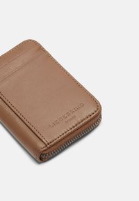 Portafoglio in pelle marrone con zip, slot per schede esterni e logo "LIEBESKIND BERLIN" impresso nell'angolo anteriore.