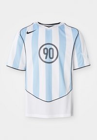 Hvit og lyseblå stripete fotballdrakt med V-hals, korte ermer og svarte detaljer. Har et sirkulært 90-trykk på forsiden.