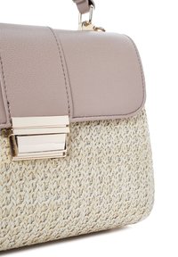 Gestructureerde handtas met een gladde beige leren klep, gouden hardware en een geweven basis van natuurlijke vezels.
