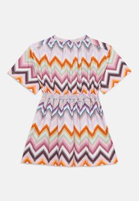 Vestido de manga corta con cintura elástica, con patrones de zigzag multicolor en naranja, rosa, morado, verde y azul sobre un fondo blanco.