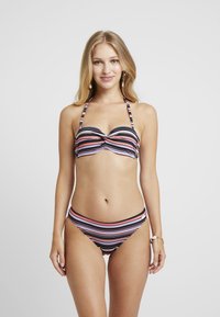 Bikini komplekts ar bandeau stilu augšdaļu un augsta vidukļa apakšdaļām melnā, rozā un violetā svītrās. Augšdaļai ir rušinājums, kas piešķir papildu tekstūru.