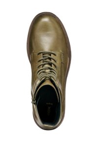 Botte cheville en cuir vert olive avec bout arrondi, lacets beiges et zip latéral. Surface texturée et semelle en caoutchouc brun.