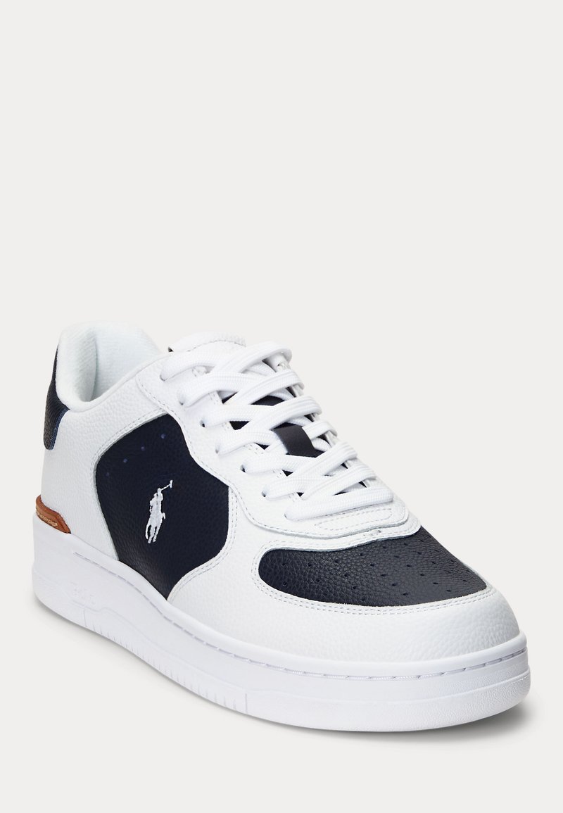 Sneaker bianco con dettagli blu navy, pelle testurizzata, punta forata e lacci bianchi. Presenta un logo sul lato e una capoccia calcaneare testurizzata.