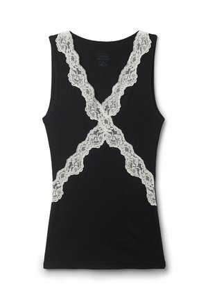 Camiseta de tirantes negra sin mangas con un borde de encaje blanco formando una forma de X en la parte delantera y alrededor del escote.