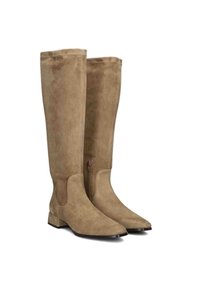 Kniehoge, lichtbruine suède laarzen met een vierkante neus en een lage blokhak; hebben een zijrits en een zachte textuur.