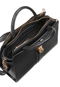 Zwarte gestructureerde handtas van textuurleer, met dubbele handvatten aan de bovenkant en gouden hardware accenten. Heeft meerdere rits- en insteekvakken aan de binnenkant.