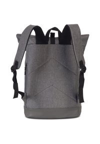 Sac à dos en tissu gris avec design géométrique, sangles noires ajustables, poche latérale zippée et panneau inférieur texturé.