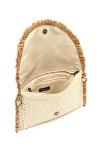 Tkanebag u krem boji s resicama na otvoru. Unutrašnjost sadrži zip džep i oznaku, zatvorenu s kopčom na dugme.