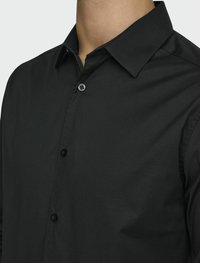 Zwarte overhem shirts met een gestructureerde kraag, een gladde textuur en een getailleerd ontwerp. Voorzien van zwarte knopen langs de voorkant en de mouwboorden.