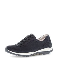 Zwarte suède sneaker met een vetersluiting, textuur bovenwerk, gevoerde zool en witte accenten op de tussenzool. Laag profiel en lichte constructie.