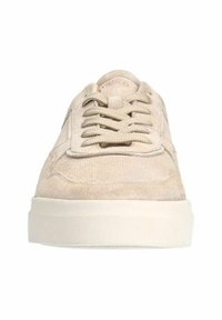 Sneakers in suede beige con tomaia texture, design con lacci e suola in gomma bianca liscia. Presentano cuciture sottili e dettagli del logo.