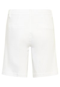 Shorts décontractés blancs avec passants de ceinture, poches arrière et longueur mi-cuisse, vus de dos sur un fond uni.