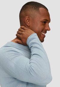 QS ROLLSAUM UND WASCHEFFEKT - Strickpullover - blassblau