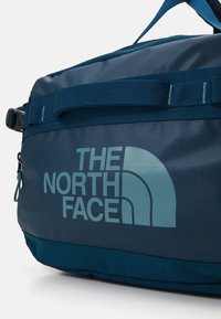 The North Face BASE CAMP VOYAGER DUFFEL 62L UNISEX - Sportinis krepšys - midnight petrol/algae blue