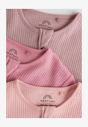 Drei Babykleidungsstücke in verschiedenen Rosatönen. Sie weisen eine gerippte Textur, einen runden Halsausschnitt und einen Knopfverschluss am Hals auf.