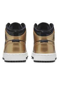 Vysoké tenisky s lesklým zlatým patentovaným koženým svrškem, černými akcenty, bílou gumovou podrážkou a jemným tečkovaným detailem na límci.